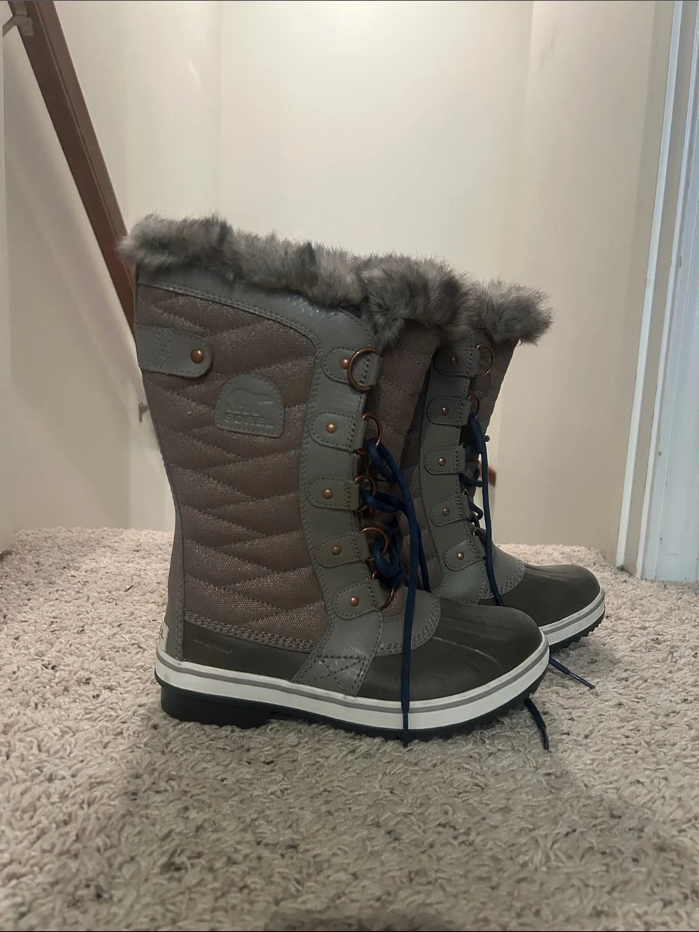 Sorel Women’s Gray Faux Fur-Trim Winter Lace-Up Boots